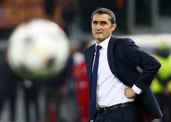 Soccer Football - Champions League Quarter Final Second Leg - AS Roma vs FC Barcelona - Stadio Olimpico, Rome, Italy - April 10, 2018   Barcelona coach Ernesto Valverde looks on   REUTERS/Tony Gentile