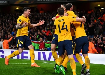 Soccer Football - Europa League Semi Final First Leg - Arsenal vs Atletico Madrid - Emirates Stadium, London, Britain - April 26, 2018   Atletico Madrid's Antoine Griezmann celebrates scoring their first goal with team mates                   REUTERS/Dylan Martinez