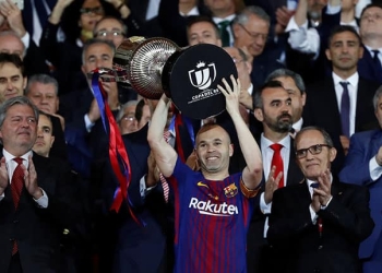 Soccer Football - Spanish King's Cup Final - FC Barcelona v Sevilla - Wanda Metropolitano, Madrid, Spain - April 21, 2018   Barcelona's Andres Iniesta celebrates by lifting the trophy after the match as the King of Spain Felipe VI applauds   REUTERS/Juan Medina