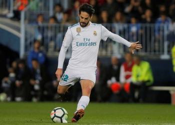 Soccer Football - La Liga Santander - Malaga CF vs Real Madrid - La Rosaleda, Malaga, Spain - April 15, 2018   Real Madrid's Isco scores their first goal from a free kick     REUTERS/Jon Nazca