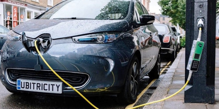 Farolas que darán electricidad de fuentes renovables a los coches