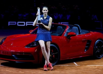 Tennis - WTA Premier - Stuttgart Tennis Grand Prix - Porsche-Arena, Stuttgart, Britain - April 29, 2018   Czech Republic's Karolina Pliskova celebrates with the trophy in front of a Porsche car after winning the final against CoCo Vandeweghe of the U.S.   REUTERS/Ralph Orlowski