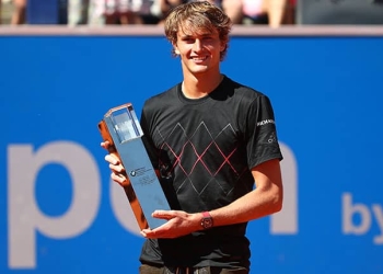 Tennis - ATP World Tour - The BMW Open Final - MTTC Iphitos, Munich, Germany - May 6, 2018   Germany's Alexander Zverev celebrates with the trophy after winning the final against Germany's Philipp Kohlschreiber   REUTERS/Michael Dalder