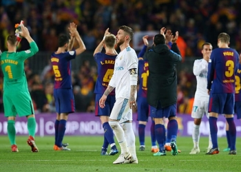 Soccer Football - La Liga Santander - FC Barcelona v Real Madrid - Camp Nou, Barcelona, Spain - May 6, 2018   Real Madrid's Sergio Ramos looks dejected as Barcelona's Marc-Andre ter Stegen and team mates applaud the fans at the end of the match    REUTERS/Albert Gea