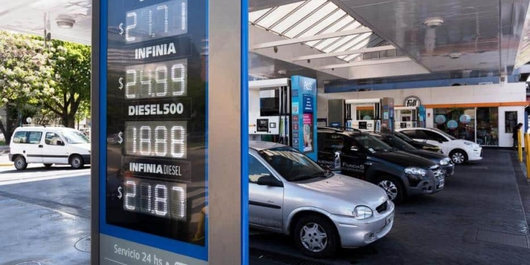 Suben la gasolina y el gasoil en Argentina