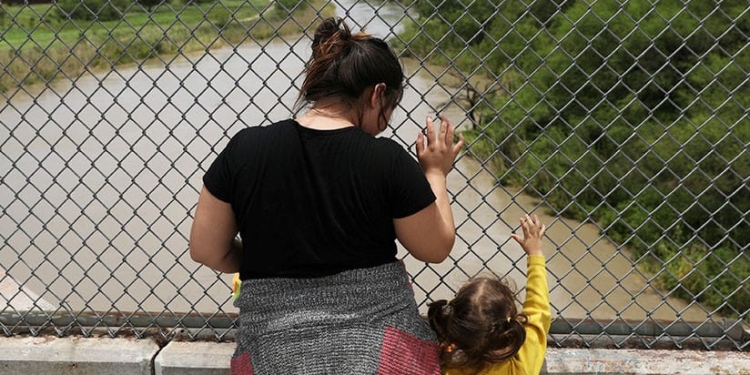 El gobierno estadounidense declaró este viernes que tiene derecho a detener a los niños migrantes junto a sus padres indocumentados indefinidamente