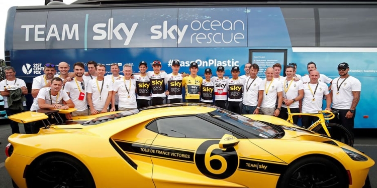 Cycling - Tour de France - The 116-km Stage 21 from Houilles to Paris Champs-Elysees - July 29, 2018 - The crew of Team Sky poses with riders Wout Poels of the Netherlands, Luke Rowe of Britain, Chris Froome of Britain, Geraint Thomas of Britain, Jonathan Castroviejo of Spain, Michal Kwiatkowski of Poland and Egan Arley Bernal of Colombia before the start. REUTERS/Benoit Tessier