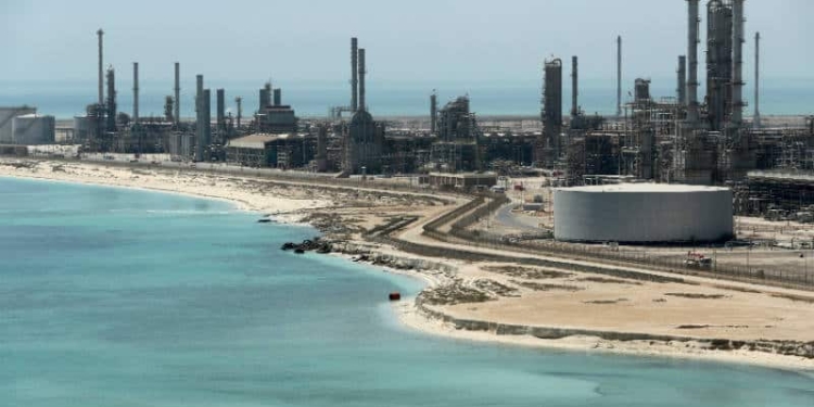 Arabia Saudita retomará sus exportaciones de petróleo por ruta del mar Rojo