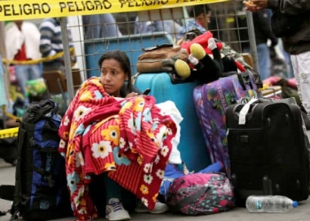 Decenas de venezolanos huyen de la miseria económica hacia Ecuador sin pasaporte