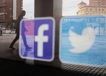 En la imagen de archivo, logos de Facebook y Twitter en una ventana en Málaga, España. REUTERS/Jon Nazca