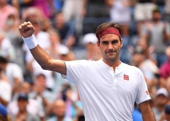 30 de agosto de 2018; Nueva York, Estados Unidos; Roger Federer de Suiza reacciona después de vencer a Benoit Paire de Francia en un partido de segunda ronda en el cuarto día del US Open de tenis de 2018 en el USTA Billie Jean King National Tennis Center. / Robert Deutsch-USA TODAY Sports