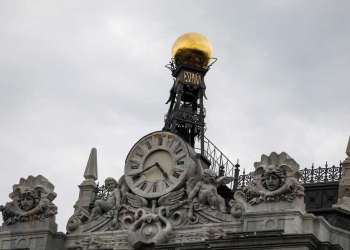 La Comisión Europea propondrá acabar con el cambio de hora en Europa. Imagen del reloj del Banco de España en Madrid (Reuters)