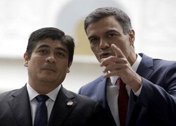 El presidente de Costa Rica, Carlos Alvarado (izquierda) junto al jefe del gobierno español Pedro Sánchez (Reuters)