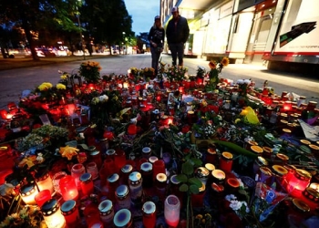 Velas y flores se ven en la escena del crimen donde un hombre alemán fue apuñalado en Chemnitz, Alemania, el 30 de agosto de 2018. REUTERS/Hannibal Hanschke