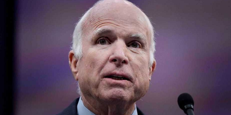 El senador de los Estados Unidos John McCain habla después de haber sido galardonado con la “Medalla de la Libertad 2017” por el exvicepresidente de los Estados Unidos Joe Biden en el Independence Hall en Filadelfia, Pensilvania, EE UU, 16 de octubre de 2017. REUTERS / Charles Mostoller
