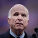 El senador de los Estados Unidos John McCain habla después de haber sido galardonado con la “Medalla de la Libertad 2017” por el exvicepresidente de los Estados Unidos Joe Biden en el Independence Hall en Filadelfia, Pensilvania, EE UU, 16 de octubre de 2017. REUTERS / Charles Mostoller