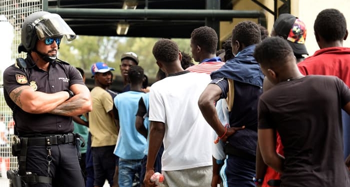 Unos 100 inmigrantes subsaharianos logran saltar la valla fronteriza de Ceuta