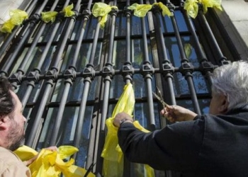 El organismo policial de la Generalitat, los Mossos d'Esquadra, identificaron a 14 personas mientras quitaban lazos amarillos