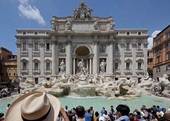 Turistas frente a la Fontana di Trevi en Roma, Italia, el 25 de julio de 2017. REUTERS / Max Rossi