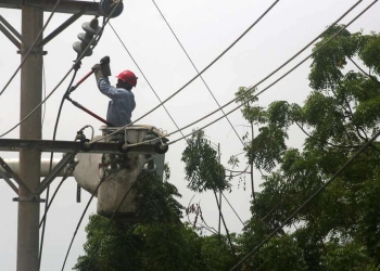 Un trabajador realiza reparaciones en una subestación eléctrica luego de una explosión en Maracaibo, Venezuela, el 31 de agosto de 2018. REUTERS / Humberto Matheus