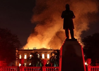 Bomberos intentan extinguir un incendio en el Museo Nacional de Brasil en Río de Janeiro, Brasil, 2 de septiembre del 2018. REUTERS/Ricardo Moraes