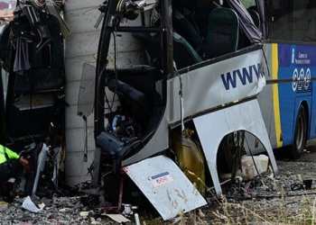 En la imagen, un guardia civil inspecciona un autobús accidentado en Avilés, España, el 3 de septiembre de 2018.  REUTERS/Eloy Alonso