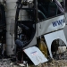 En la imagen, un guardia civil inspecciona un autobús accidentado en Avilés, España, el 3 de septiembre de 2018.  REUTERS/Eloy Alonso