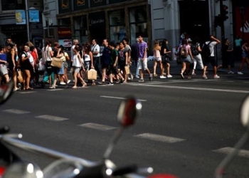 En la imagen de archivo, gente pasea por Gran Vía en Madrid, España, 27 de julio de 2016. REUTERS/Susana Vera