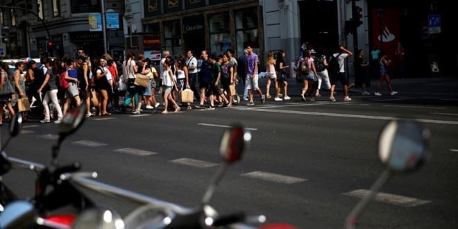 En la imagen de archivo, gente pasea por Gran Vía en Madrid, España, 27 de julio de 2016. REUTERS/Susana Vera