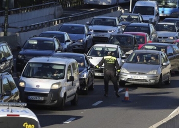 En la imagen de archivo, un policía comprueba matrículas de vehículos en Madrid.  REUTERS/Paul Hanna