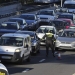 En la imagen de archivo, un policía comprueba matrículas de vehículos en Madrid.  REUTERS/Paul Hanna