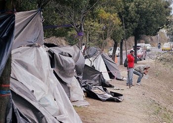 Inmigrantes venezolanos se cepillan los dientes en un campamento improvisado, en Quito, Ecuador, el 4 de septiembre de 2018. REUTERS / Daniel Tapia