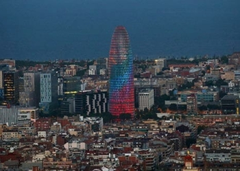 La torre Agbar iluminada con colores del arcoíris durante el World Pride,  Barcelona, el 28 de junio de 2017. REUTERS / Albert Gea / File Photo