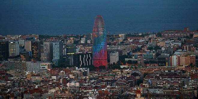 La torre Agbar iluminada con colores del arcoíris durante el World Pride,  Barcelona, el 28 de junio de 2017. REUTERS / Albert Gea / File Photo