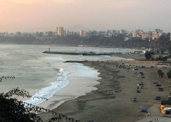 La ciudad de Lima vista desde la playa de Pescadores, Perú, 24 de abril de 2018. REUTERS/Mariana Bazo