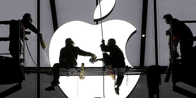 En la imagen de archivo, trabajadores preparan la apertura de una tienda de Apple en Hangzhou, en la provincia de  Zhejiang, China, el 23 de enero de 2015. REUTERS/Chance Chan
