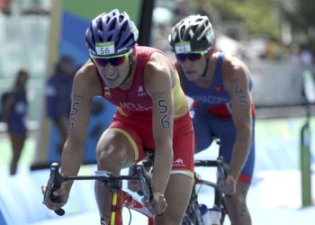 En la imagen de archivo, el español Mario Mola durante la final masculina de triatlón en las Olimpiadas de Río de Janeiro el 18 de agosto de 2016. REUTERS/Damir Sagolj