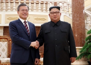 El presidente surcoreano, Moon Jae-in con el líder norcoreano, Kim Jong Un en una reunión en Pyongyang, Corea del Norte, 18 de septiembre del 2018. Cuerpo de prensa de Pyongyang/REUTERS