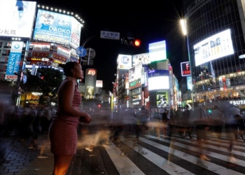 En la imagen de archivo, una mujer permanece de pie en un paso de cebra en el distrito de Shibuya, en Tokio. REUTERS/Toru Hanai