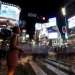 En la imagen de archivo, una mujer permanece de pie en un paso de cebra en el distrito de Shibuya, en Tokio. REUTERS/Toru Hanai