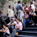 En la imagen, una grupo de personas aguarda su turno en un banco de Caracas para cobrar su pensión el 14 de septiembre de 2018. REUTERS/Marco Bello