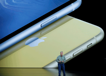 En la imagen, Philip W. Schiller, vicepresidente de Marketing de Apple, durante el lanzamiento del nuevo iPhone de Apple XR en un evento en el teatro Steve Jobs en Cupertino, California, EEUU, el 12 de septiembre de 2018. REUTERS/Stephen Lam