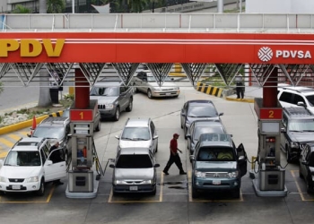 El plan piloto de venta de gasolina con el carnet de la patria y la huella dactilar se hará en 315 estaciones de servicios del país/Reuters