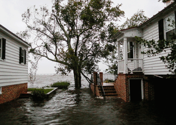 En la imagen, agua desbordada del río Neuse rodea las viviendas al paso de la tormenta por la ciudad de New Bern, en Carolina del Norte, el 14 de septiembre. REUTERS/Eduardo Munoz
