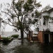 En la imagen, agua desbordada del río Neuse rodea las viviendas al paso de la tormenta por la ciudad de New Bern, en Carolina del Norte, el 14 de septiembre. REUTERS/Eduardo Munoz