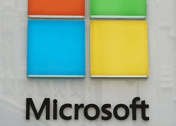 Logo de Microsoft en una tienda en Nueva York, EEUU, 21 de agosto de 2018. REUTERS/Carlo Allegri