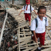 Estudiantes cruzan al puente de bambú, sobre un arroyo lleno de basura que se ramifica en el río Ciliwung, en Bogor, Indonesia, el 25 de septiembre de 2018. Fotografía tomada el 25 de septiembre de 2018. Antara Photo / Yulius Satria Wijaya a través de REUTERS