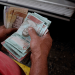 Un trabajador de una gasolinera de PDVSA cuenta bolívares en Caracas, sep 24, 2018. REUTERS/Marco Bello