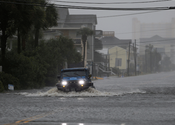 Un vehículo avanza por la inundada avenida Ocean Boulevard en medio del paso del huracán Florence en North Myrtle Beach, Carolina del Sur, EEUU. Septiembre 14, 2018. REUTERS/Randall Hill