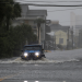 Un vehículo avanza por la inundada avenida Ocean Boulevard en medio del paso del huracán Florence en North Myrtle Beach, Carolina del Sur, EEUU. Septiembre 14, 2018. REUTERS/Randall Hill